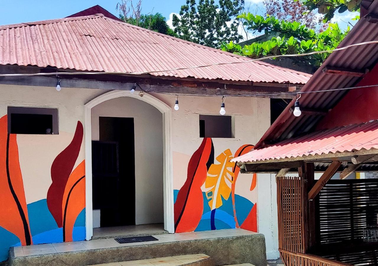 Leynes Taal Lake Resort And Hostel Tanauan  Exterior foto